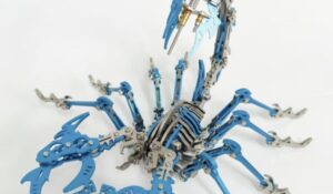 131 01 metall skorpion golden