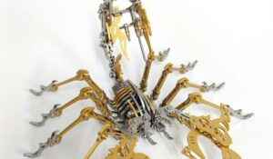 131 metall skorpion golden
